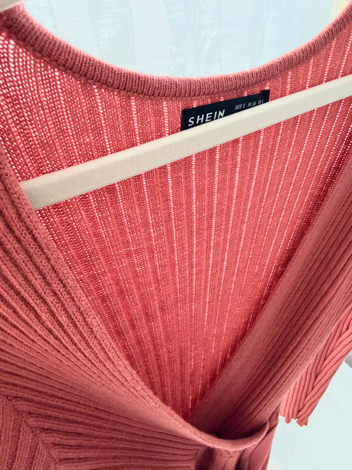 Ribbstickad Klänning