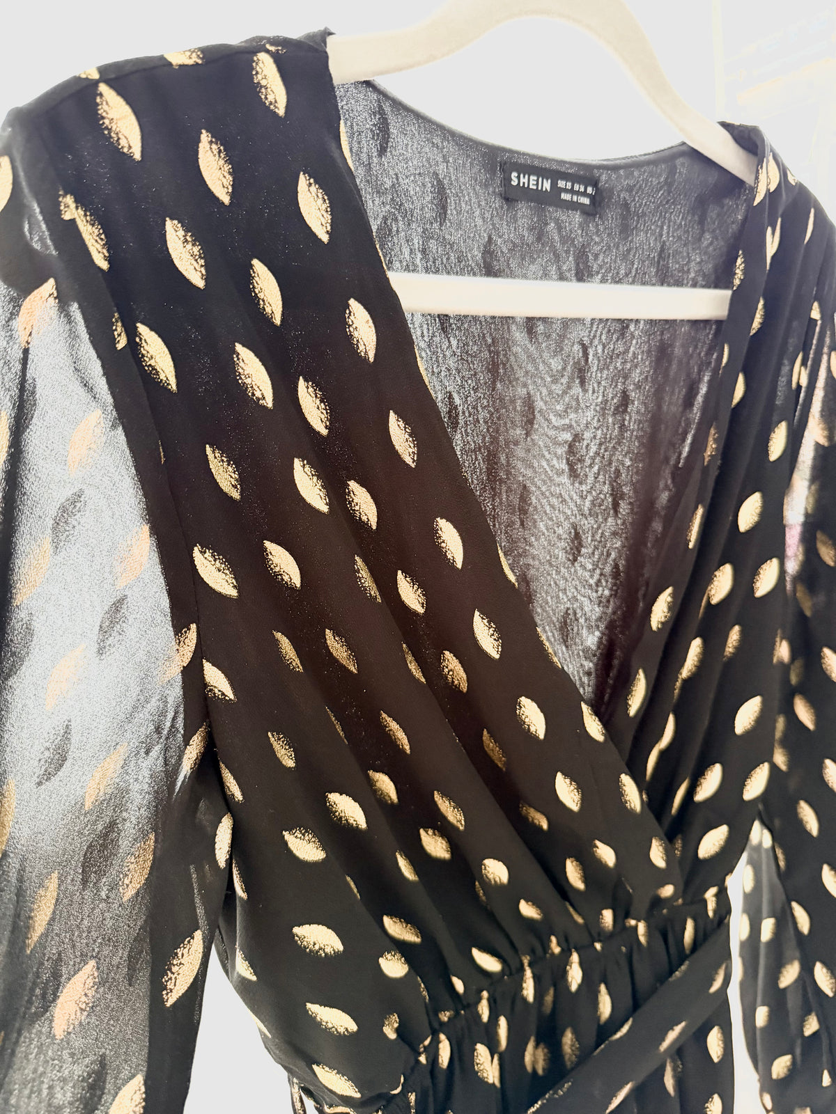 Klänning i polkadot guld