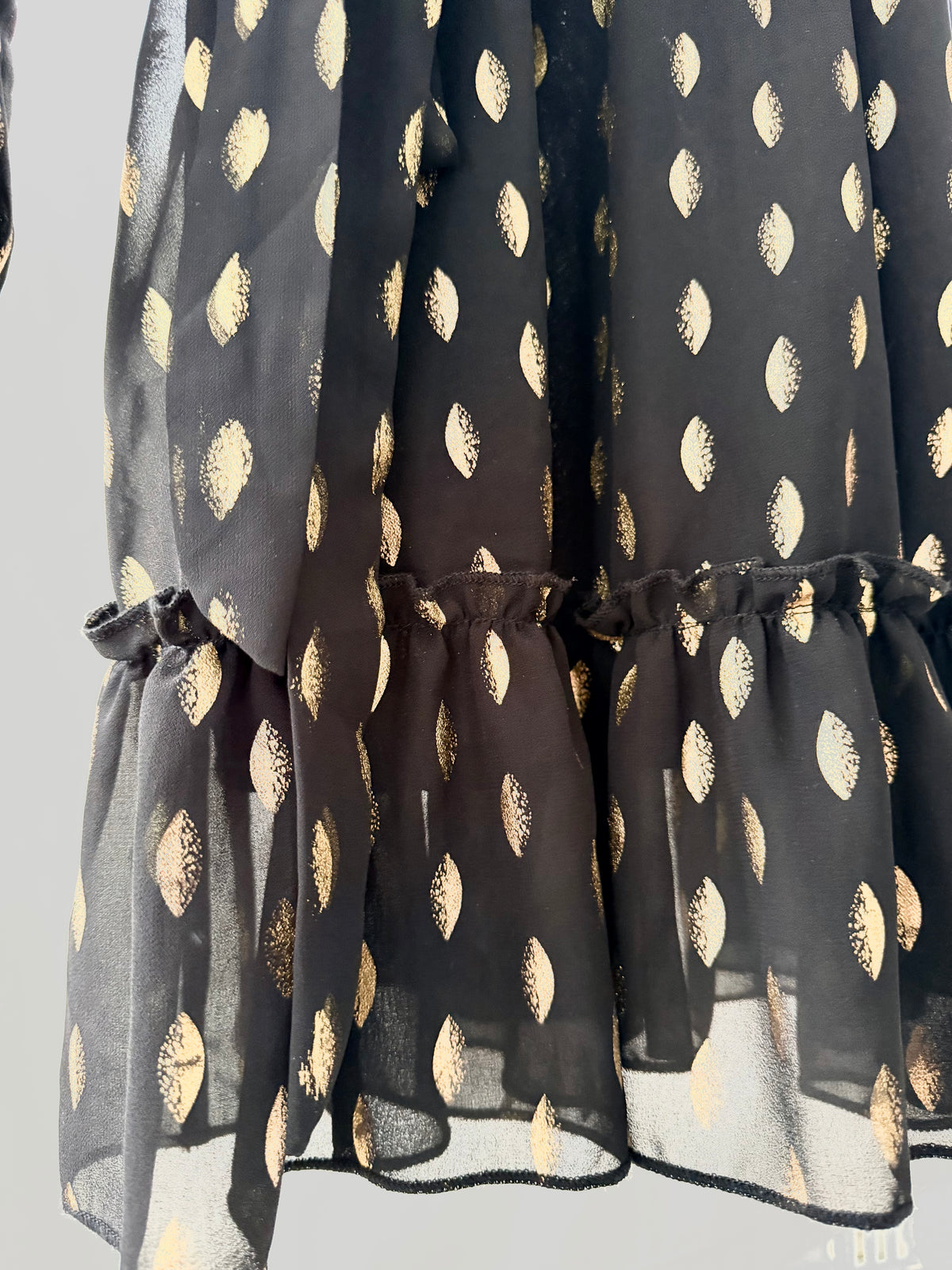 Klänning i polkadot guld