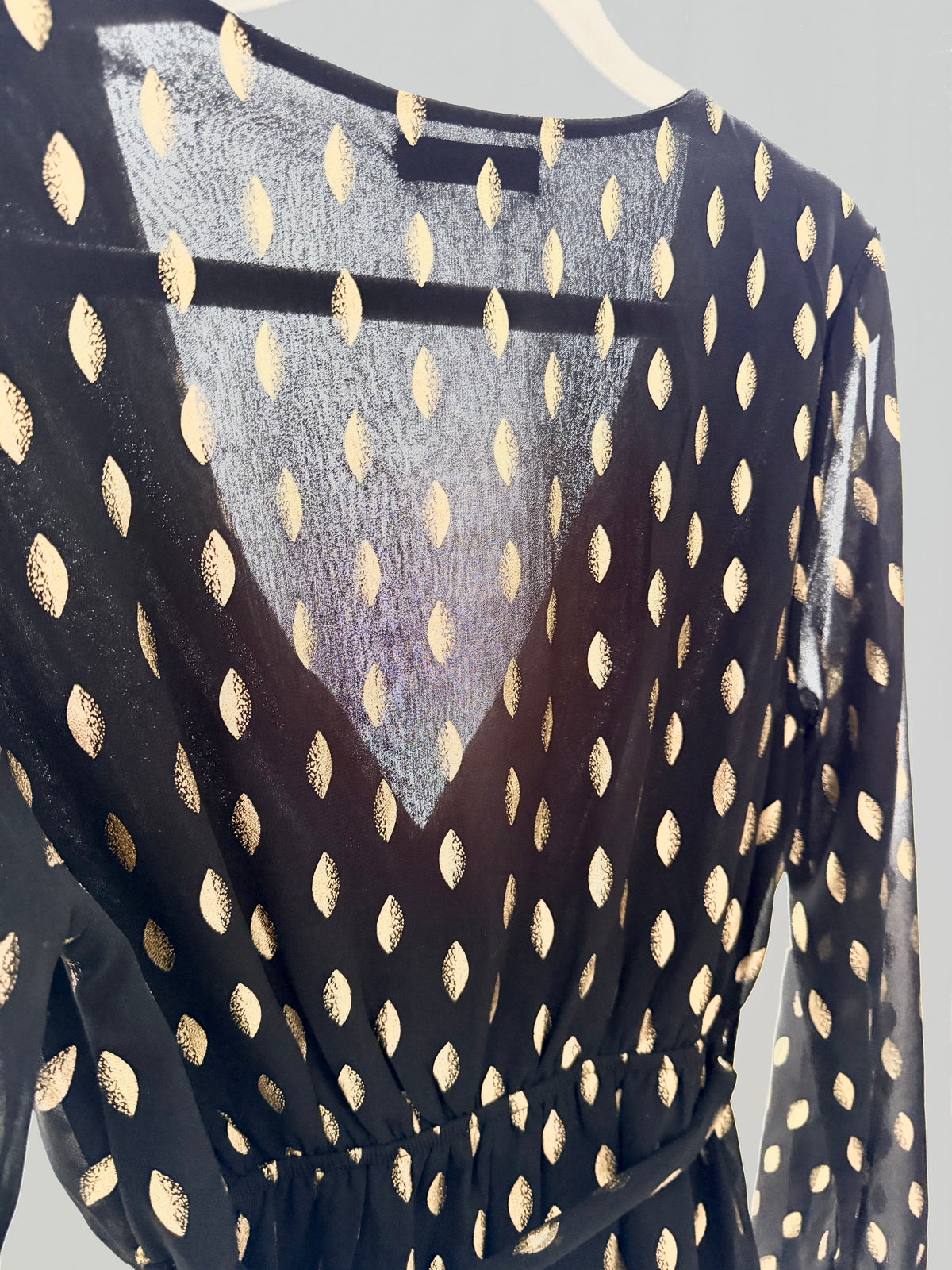 Klänning i polkadot guld