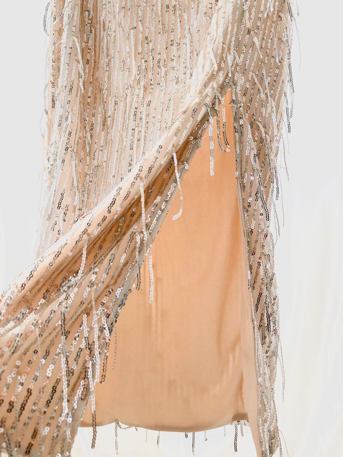 Beige Festkjol med Silverpaljetter och Franskant