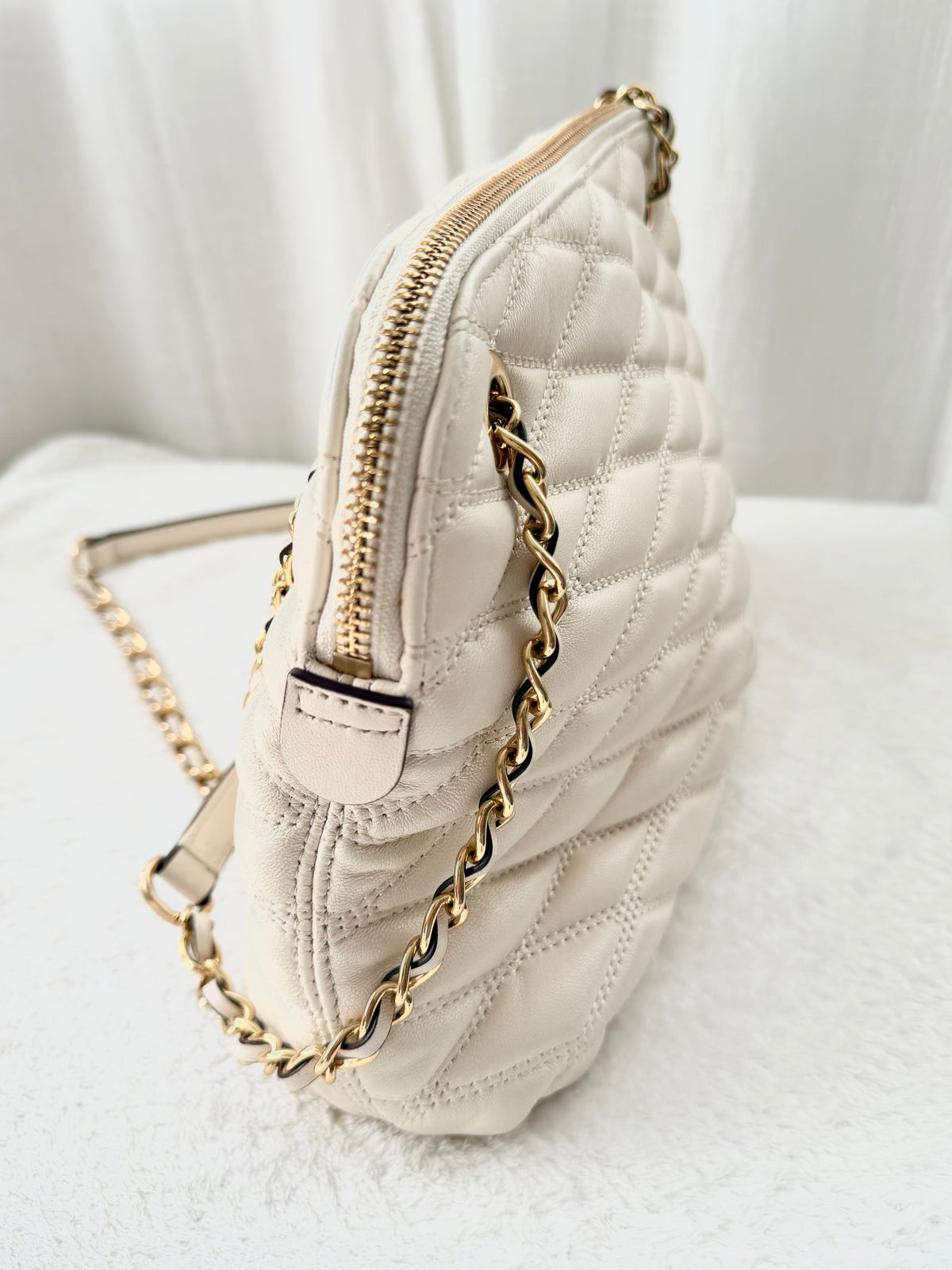 DKNY Vadderad Läderväska i Off-White & Gulddetaljer