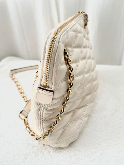 DKNY Vadderad Läderväska i Off-White & Gulddetaljer