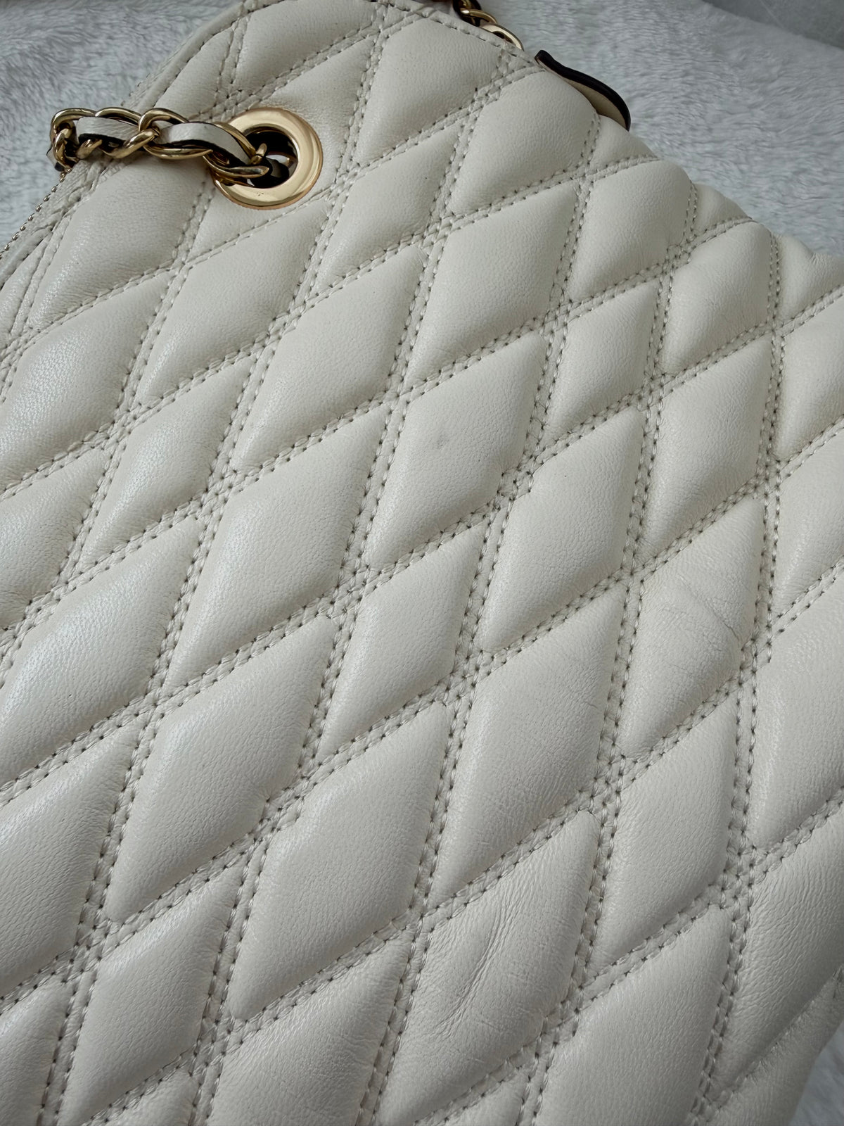 DKNY Vadderad Läderväska i Off-White & Gulddetaljer