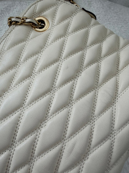 DKNY Vadderad Läderväska i Off-White & Gulddetaljer