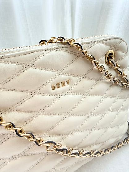 DKNY Vadderad Läderväska i Off-White & Gulddetaljer