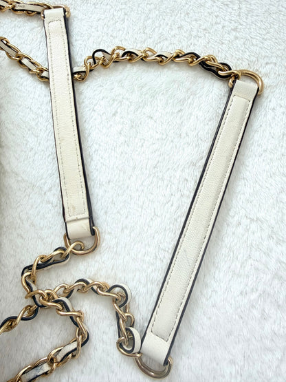 DKNY Vadderad Läderväska i Off-White & Gulddetaljer