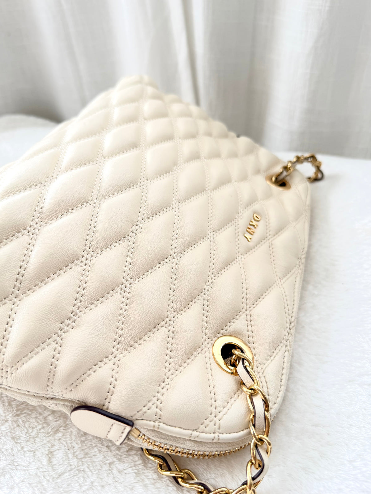 DKNY Vadderad Läderväska i Off-White & Gulddetaljer