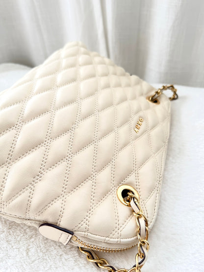 DKNY Vadderad Läderväska i Off-White & Gulddetaljer