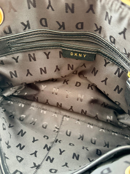 DKNY Vadderad Läderväska i Off-White & Gulddetaljer
