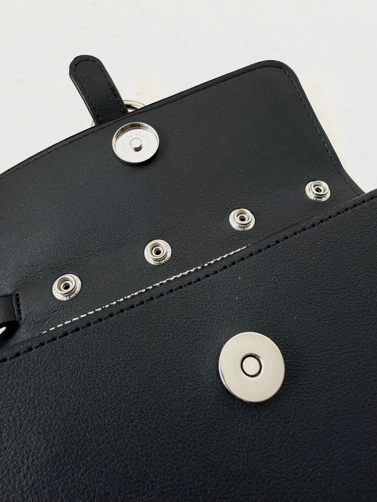 NYPD Crossbody & Handledsväska i Svart