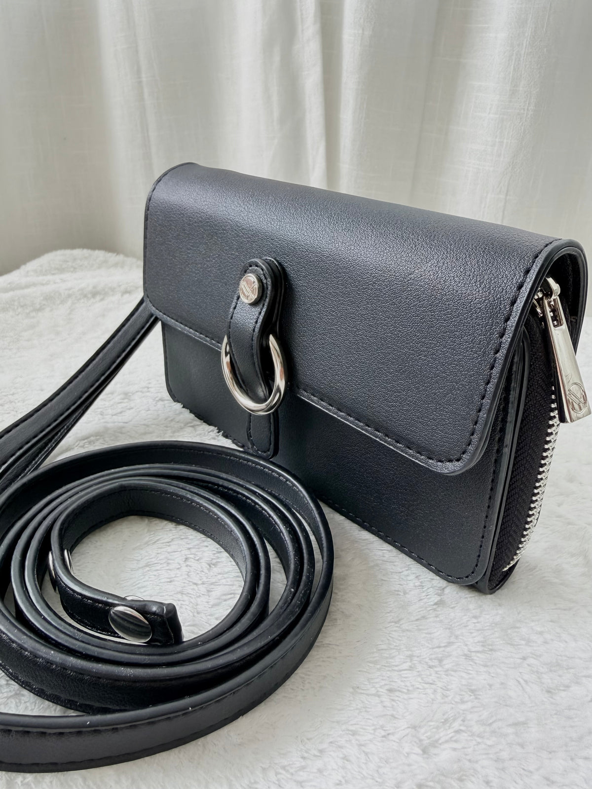 NYPD Crossbody & Handledsväska i Svart