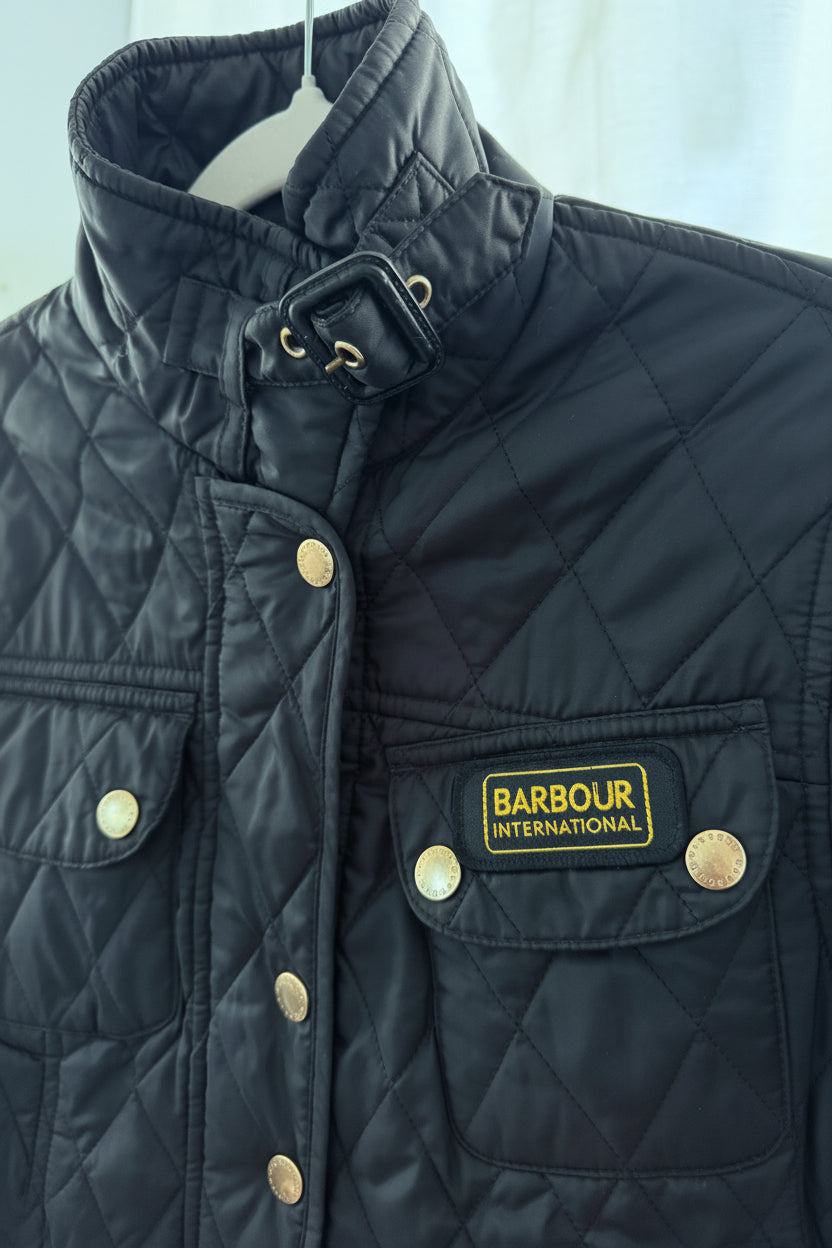 Barbour International Polarquilt Jacka – Svart m. Mässingsdetaljer