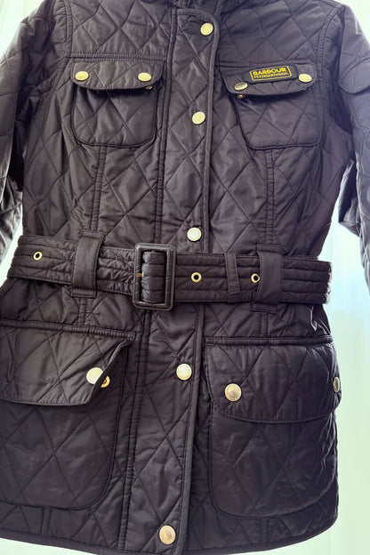 Barbour International Polarquilt Jacka – Svart m. Mässingsdetaljer