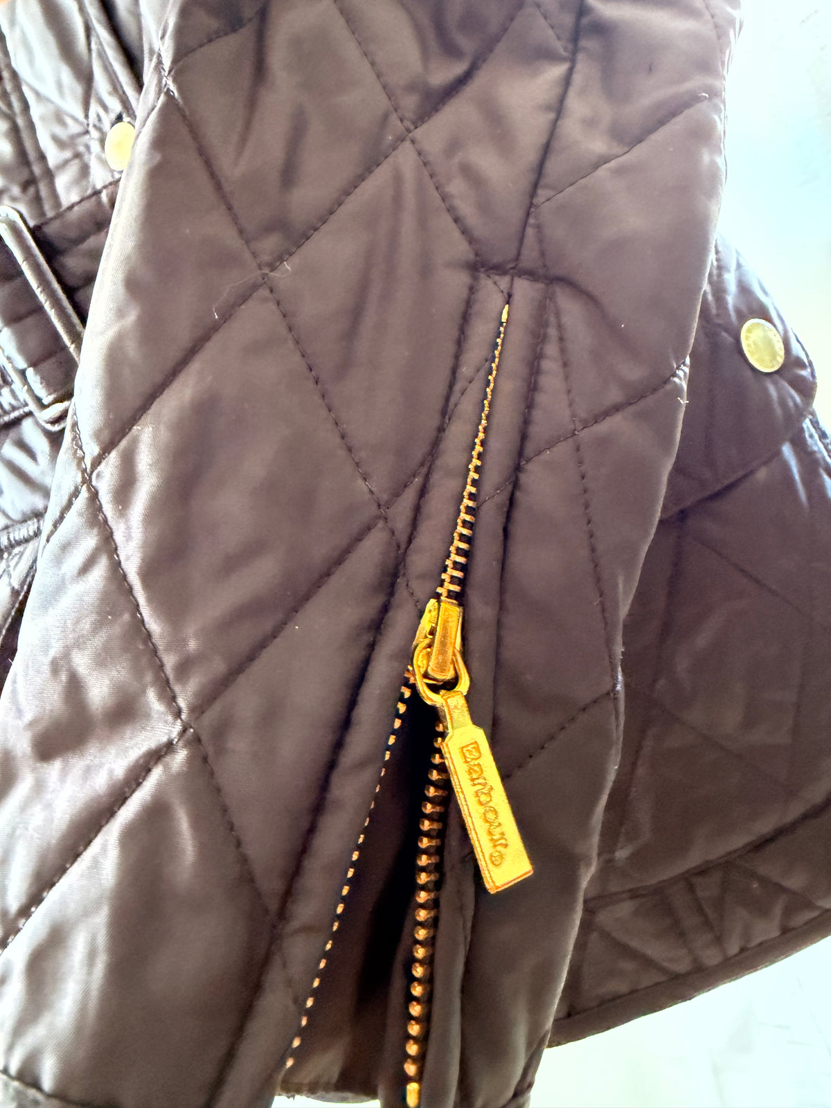 Barbour International Polarquilt Jacka – Svart m. Mässingsdetaljer