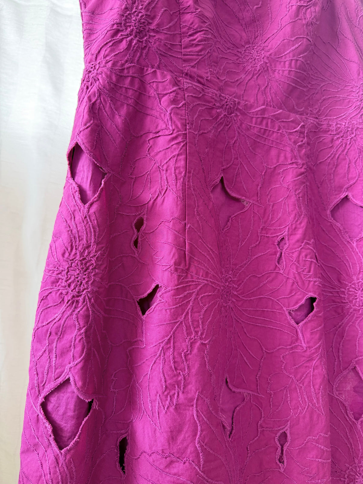 H&M Broderad Miniklänning m. Cut-Outs