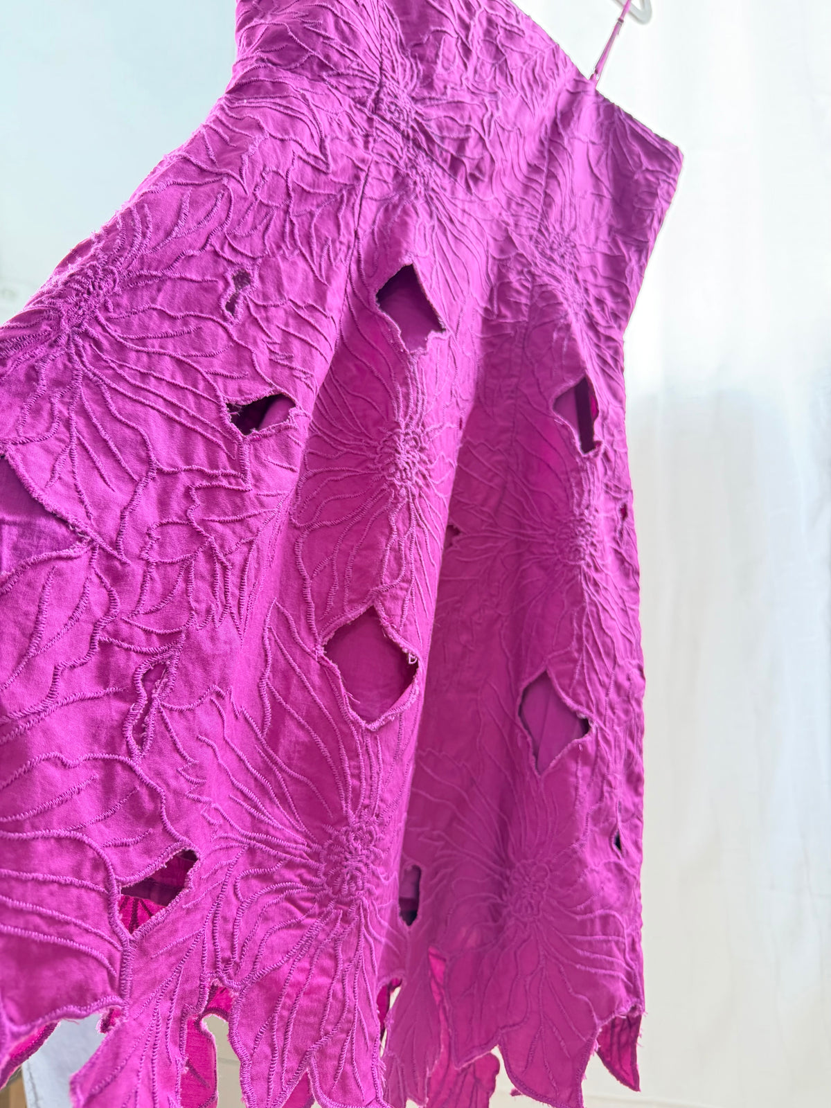 H&M Broderad Miniklänning m. Cut-Outs