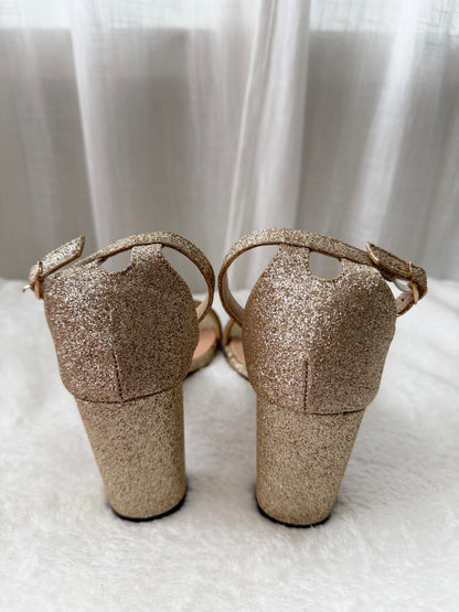 Glittriga Klacksandaler i Guld m. Strassdetaljer