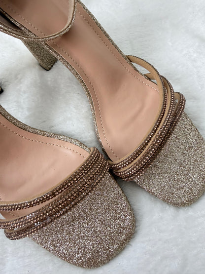 Glittriga Klacksandaler i Guld m. Strassdetaljer