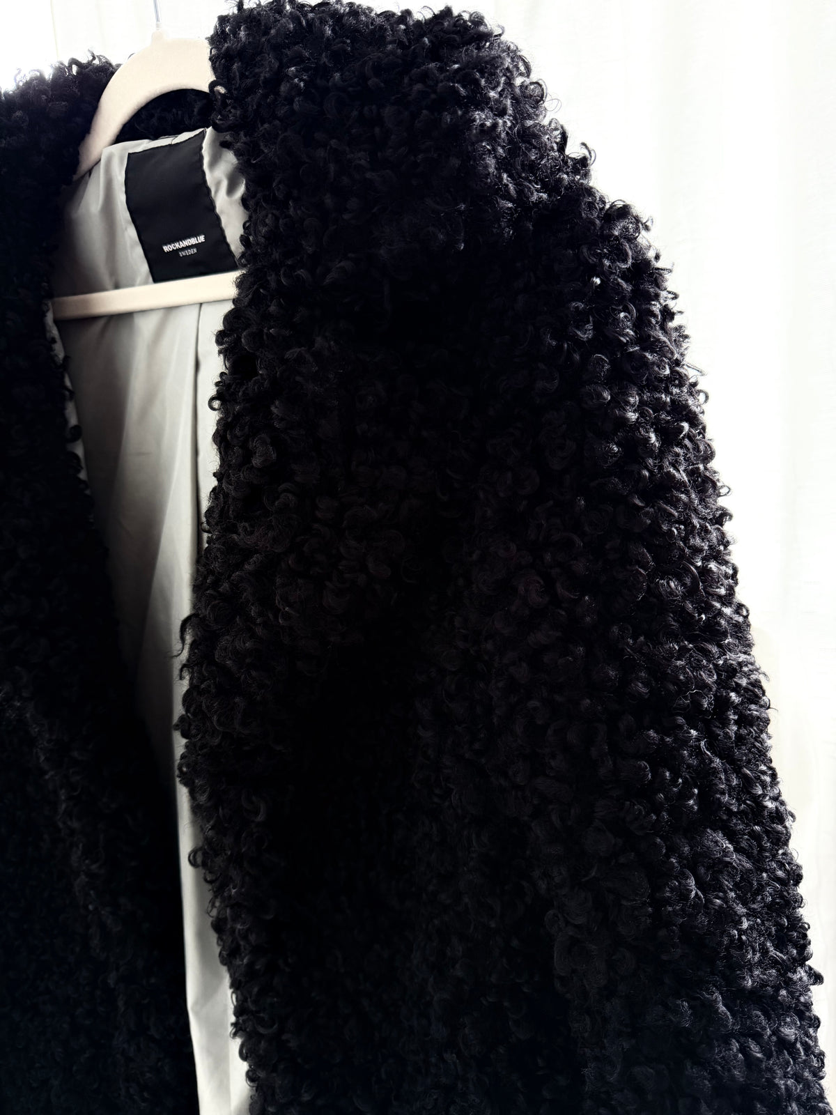 Rockandblue Svart Teddykappa / Curly Faux Fur